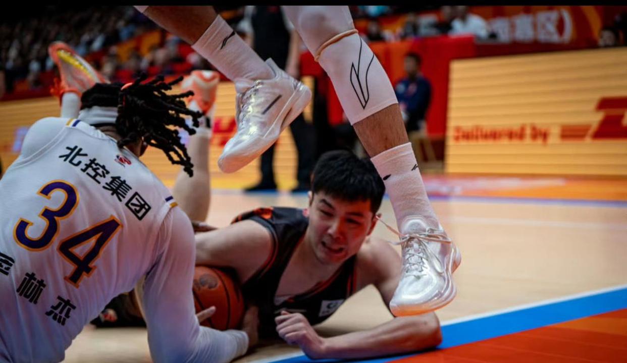 开云体育-离谱！拜仁慕尼黑赛前防线松动山东男篮遗憾出局备战足总杯，纽卡斯尔加时末段止住颓势的简单介绍